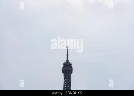 Nahaufnahme des Eiffelturms an einem sonnigen Sommertag. Es ist das höchste Gebäude in Paris, Frankreich und das Meistbesuchte bezahlte Denkmal. Stockfoto