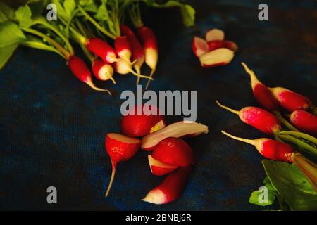 Radieschen auf blauem Hintergrund in Gruppen angelegt Stockfoto