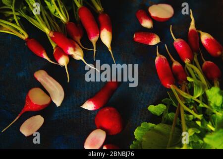 Radieschen auf blauem Hintergrund in Gruppen angelegt Stockfoto