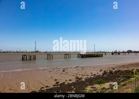 Blick auf den Fluss entlang des Thames Path in Greenhithe in der Nähe von Dartford, Kent, Großbritannien Stockfoto