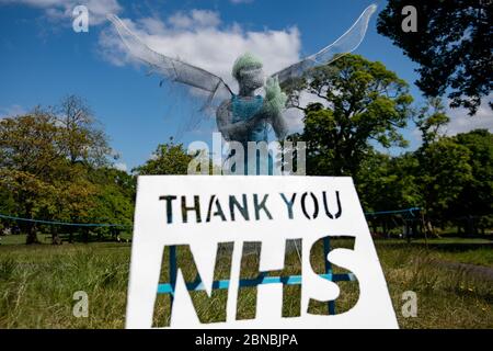 Der geflügelte medizinische Mitarbeiter des Bildhauers Luke Perry, der in einem Park in der Nähe von Birmingham installiert wurde und dem NHS und Pflegekräften während der Coronavirus-Pandemie Tribut zollt. Der vier Meter hohe Engel, der aus Metall und Materialien besteht, die bereits in seiner Fabrik im Lightwoods Park, Bearwood, herumliegen, liegt an einer Hauptstrecke für drei örtliche Krankenhäuser. Stockfoto