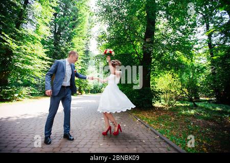 Hochzeitstanz im Freien. Tänzer lieben das Fliegen. Stockfoto