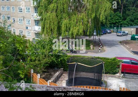 Nachrichten: Trial Biker Chov Jugend terrorisieren Nachbarschaft während Covid-19 Sperrung. Scotland Wood Road, Leeds 17 Stockfoto