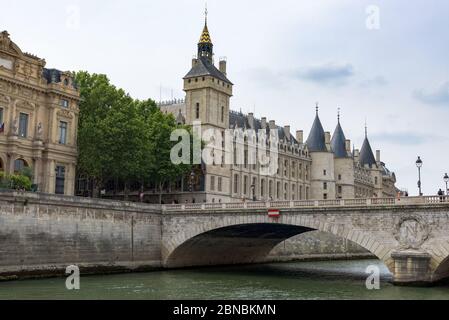 Gebäude der Conciergerie und Wachturm (Tour de l'Horloge du palais de la Cité). Brücke Pont au Change auf der Île de la Cité. Paris, Frankreich. Stockfoto