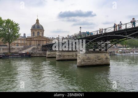 Paris, Frankreich. Blick auf die Brücke Pont des Arts und das Institut de France, ein prachtvolles Gebäude mit Kuppel im Barockstil. Stockfoto