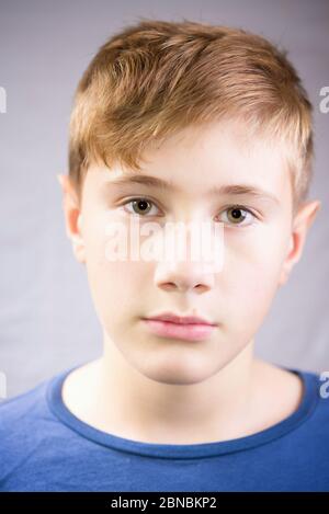 Neutral ruhig emotionale Porträt eines 10-12 Jahre Jungen Stockfoto