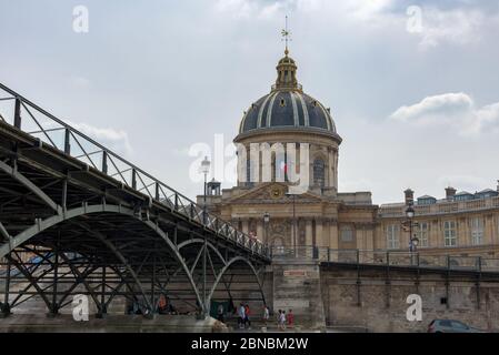 Paris, Frankreich. Blick auf die Brücke Pont des Arts und das Institut de France, ein prachtvolles Gebäude mit Kuppel im Barockstil. Stockfoto