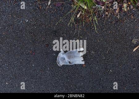 Einweghandschuhe auf graund, Draufsicht, Abfallkonzept, Umweltproblem Stockfoto