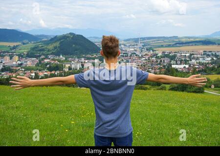 Junger Mann, der mit offenen Händen in Ruzomberok, Slowakei, steht Stockfoto