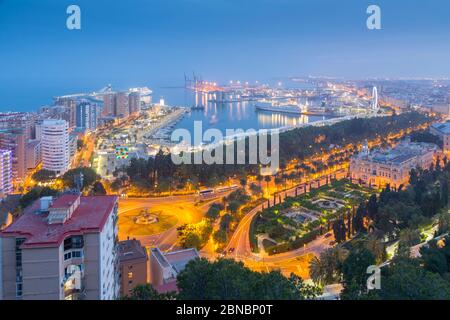 Blick auf den Yachthafen von Malaga und den Rathauspalast/Ayuntamiento in der Abenddämmerung vom Gipfel des Gibralfaro, Malaga, Spanien, Europa Stockfoto