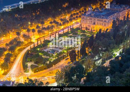 Blick auf die Kathedrale von Málaga und die Altstadt in der Abenddämmerung von den Ruinen der maurischen Burgfestung hoch oben auf dem Berg Gibralfaro, Malaga, Costa Del Sol, Andalusien, Stockfoto