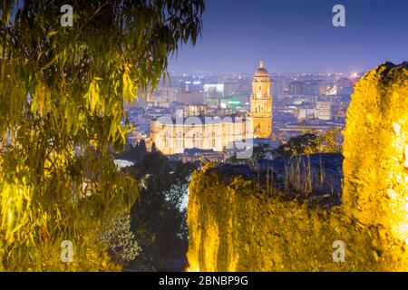 Blick auf die Kathedrale von Málaga und die Altstadt in der Abenddämmerung von den Ruinen der maurischen Burgfestung hoch oben auf dem Berg Gibralfaro, Malaga, Costa Del Sol, Andalusien, Stockfoto