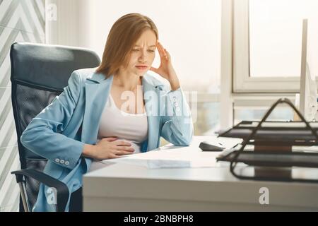 Schöne schwangere Frau Gefühl bei der Arbeit gestresst Stockfoto