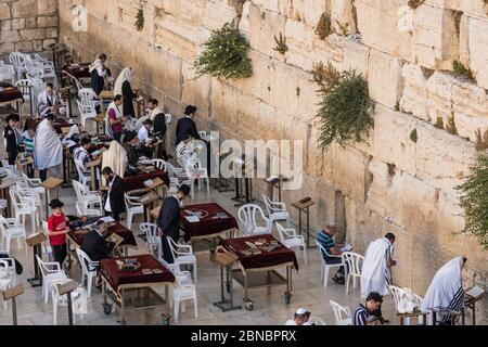 Israel, Jerusalem, Westmauer, jüdische Männer beten an der Westmauer des Tempelbergs im jüdischen Viertel der Altstadt an. Die Altstadt von Jerusalem und ihre Mauern ist ein UNESCO-Weltkulturerbe. Einige der Männer tragen die traditionelle Tallit oder Gebet Schal und die tellifin oder phylacteries auf ihren Stirnen. Stockfoto