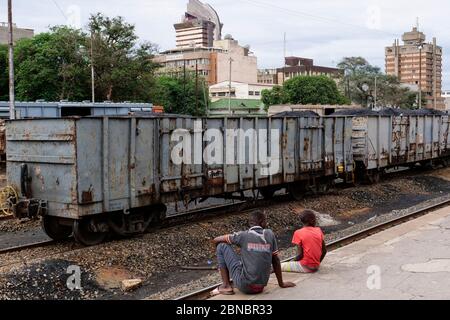 SAMBIA, Hauptstadt Lusaka, Innenstadt, Bahnhof mit Güterwagen mit Steinkohle beladen, behin Gebäude in Cairo Road Stockfoto