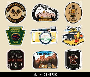 Vintage Camp Patches Logos, Berg Abzeichen Set. Handgezeichnete Etiketten Designs. Reiseexpedition, Rucksackreisen, Surfsticker. Embleme für Wanderungen im Freien Stock Vektor