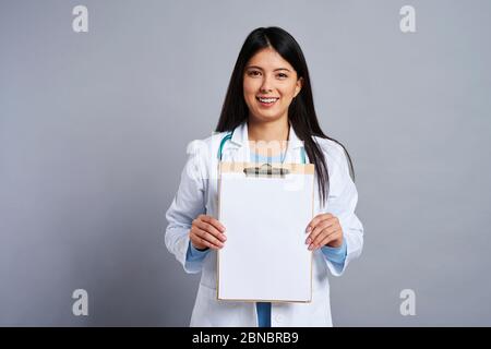 Lächelnder Arzt mit leerem Blatt Papier Stockfoto