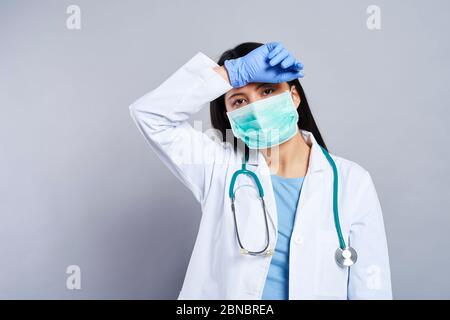 Müde Ärztin im Studio erschossen Stockfoto