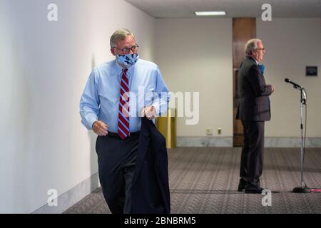 Der US-Senator Richard Burr (Demokrat von Nort Carolina) verlässt am Mittwoch, den 13. Mai 2020, das Mittagessen des Senats der GOP im Hart Senatsgebäude in Washington, DC, USA. Quelle: Stefani Reynolds/CNP/MediaPunch Stockfoto