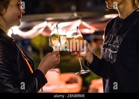 Zwei Frauen trinken Cocktails in der Bar Stockfoto