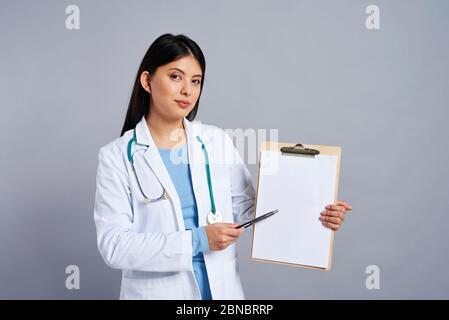 Arzt zeigt auf leeres Blatt Papier Stockfoto