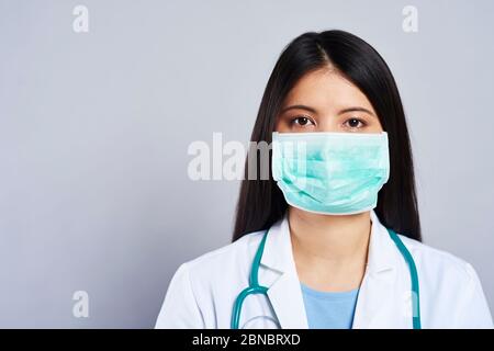 Nahaufnahme der Ärztin in chirurgischer Maske Stockfoto