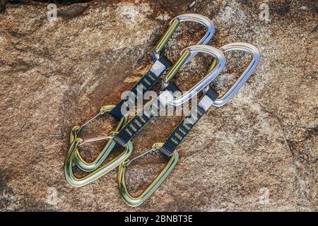 Nahaufnahme eines Schnellziehens, zwei Kletterkarabiner mit einem Schling oder Gurtband. Stockfoto