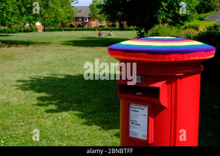 Loughborough, Leicestershire, Großbritannien. Mai 2020. Eine Royal Mail Briefkasten, der in Regenbogenfarben bombardiert wurde, um Unterstützung für Schlüsselarbeiter während der Sperrung der Coronavirus Pandemie zu zeigen. Credit Darren Staples/Alamy Live News. Stockfoto