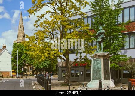 South African war Memorial zum Gedenken an den Burenkrieg in High Street, Bedford, Bedfordshire, Großbritannien. In der Ferne befindet sich der Turm der St. Paul's Church Stockfoto