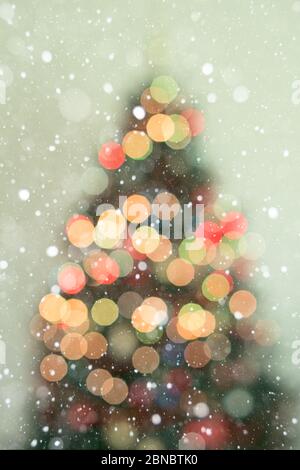 Blur Beleuchtung Feier auf weihnachtsbaum mit Schneefall für Hintergrund Stockfoto