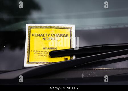 Ein Parkplatz Geldstrafe unter dem Scheibenwischer eines Autos, London Stockfoto