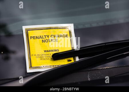 Ein Parkplatz Geldstrafe unter dem Scheibenwischer eines Autos, London Stockfoto
