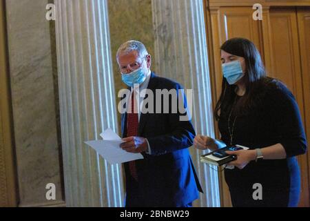 US-Senator Jim Inhofe (Republikaner von Oklahoma) geht am Mittwoch, den 13. Mai 2020, zum Senatsgebäude im Kapitol der Vereinigten Staaten in Washington D.C., USA. Quelle: Stefani Reynolds / CNP / MediaPunch Stockfoto