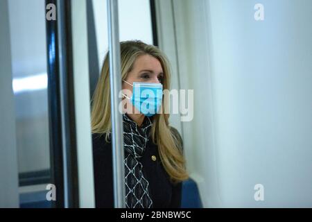 US-Senatorin Kelly Loeffler (Republikaner von Georgia) fährt am Mittwoch, den 13. Mai 2020, im US-amerikanischen Kapitol in Washington D.C. in der Senatsbahn. Quelle: Stefani Reynolds / CNP / MediaPunch Stockfoto