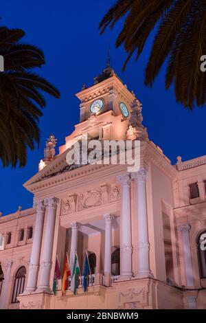 Blick auf Rathaus Palast/Ayuntamiento beleuchtet in der Dämmerung, Malaga, Costa Del Sol, Andalusien, Spanien, Europa Stockfoto