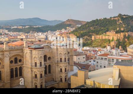 Erhöhte Ansicht der Kathedrale von Malaga und Alcabaza und Castillo de Gibralfaro, Malaga, Costa Del Sol, Andalusien, Spanien, Europa Stockfoto