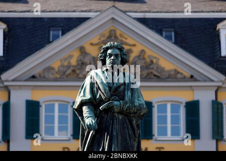 Bonn, Deutschland. Mai 2020. Beethoven-Statue von Ernst Hahnel und Jacob Daniel Burgschmiet am Münsterplatz mit dem ehemaligen Hauptpostamt. Das Programm für das Beethoven-Jahr wird aufgrund der Koronakrise bis 2021 verlängert. Bonn, 12. Mai 2020 Quelle: dpa/Alamy Live News Stockfoto