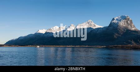 Die sieben Schwestern (De syv søstre) auf der Insel Alsta, Alstahaug, Nordland, Norwegen: Panorama gestickt Stockfoto