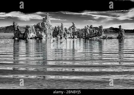 Graustufenaufnahme der Tufftürme am Mono Lake Tufa State Naturschutzgebiet in Kalifornien Stockfoto