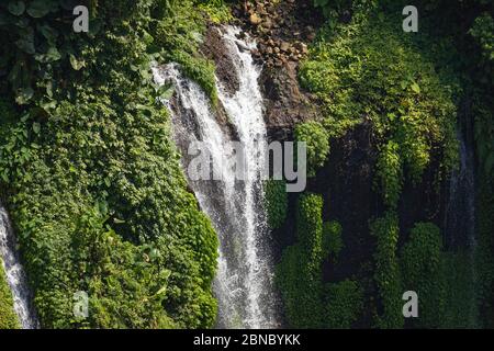 Nahaufnahme des frischen, lauten und intensiven Wassers im Tumpak Sewu Wasserfall in Ost-Java, Indonesien. Stockfoto