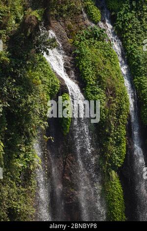 Nahaufnahme des frischen, lauten und intensiven Wassers im Tumpak Sewu Wasserfall in Ost-Java, Indonesien. Stockfoto