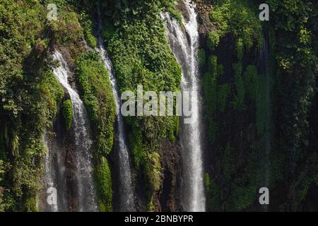 Nahaufnahme des frischen, lauten und intensiven Wassers im Tumpak Sewu Wasserfall in Ost-Java, Indonesien. Stockfoto