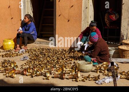 Simalchaur Syampati, Nepal - 15. November 2016: Drei nepalesische Frauen waschen Kerzenständer. Namo Buddha Tempel in Nepal. Stockfoto