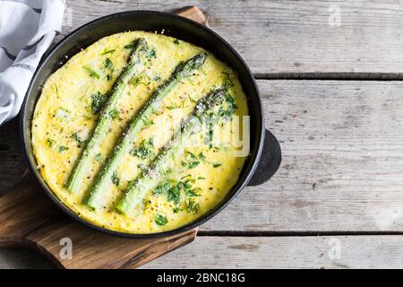 Spargel mit Rührei. Omelette mit Spargel in einer Pfanne. Stockfoto