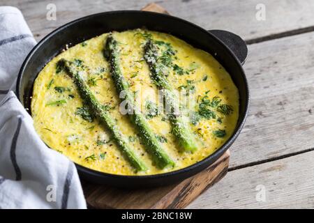 Spargel mit Rührei. Omelette mit Spargel in einer Pfanne. Stockfoto