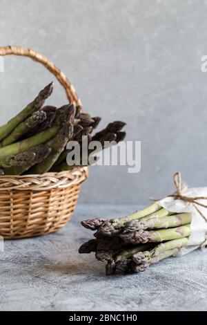 Grüner Spargel. Grüne Spargelbben auf grauem Betongrund Stockfoto