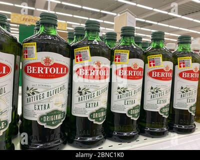 Tönisvorst, Deutschland - Mai 14. 2020: Blick auf isolierte italienische Bertolli Olivenölflaschen im Regal des deutschen Supermarktes Stockfoto