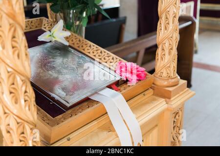 LONDON, VEREINIGTES KÖNIGREICH - 02. Mai 2015: Silber heiligen Buch in der christlich orthodoxen Kirche in Nord-London Stockfoto