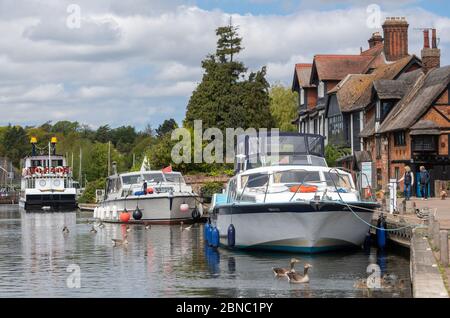 Die River Bure bei Horning an der Norfolk Broads bleibt ruhig, da private Bootsbesitzer nach der Ankündigung der Pläne, das Land aus der Blockade zu holen, nun wieder ihre eigenen Boote auf den Norfolk Broads nutzen können. Stockfoto