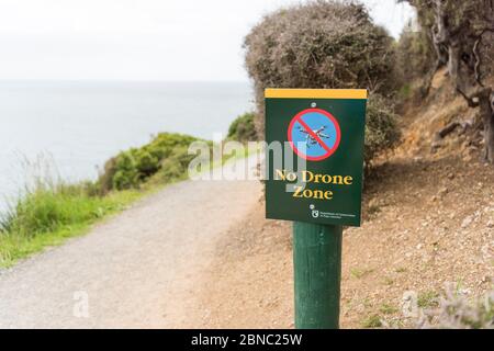 Ein Schild ohne Drohnenzone auf einem Pfad am Nugget Point South Island New Zealand Stockfoto